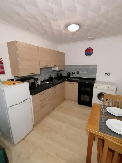 Entire Cosy Bungalow Close To Beach ヒーチャム エクステリア 写真
