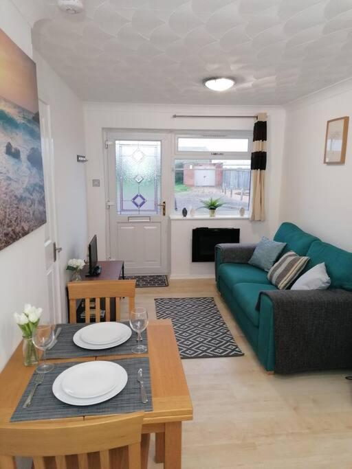 Entire Cosy Bungalow Close To Beach ヒーチャム エクステリア 写真
