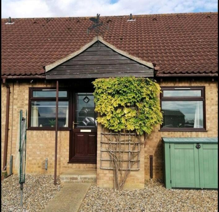 Entire Cosy Bungalow Close To Beach ヒーチャム エクステリア 写真