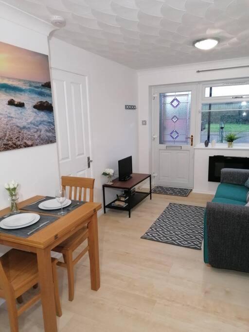 Entire Cosy Bungalow Close To Beach ヒーチャム エクステリア 写真